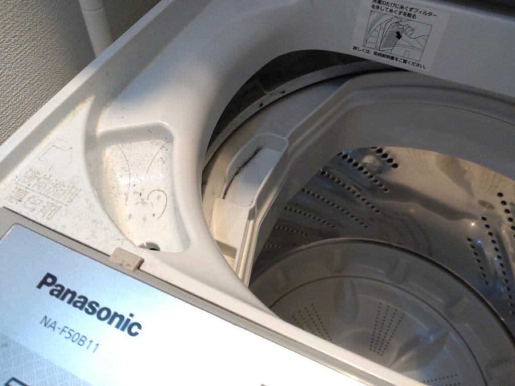 洗濯機の洗剤・柔軟剤投入口が汚れている様子