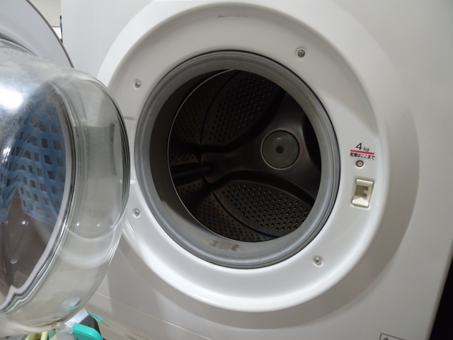 ドラム式洗濯機のフタが開いている画像