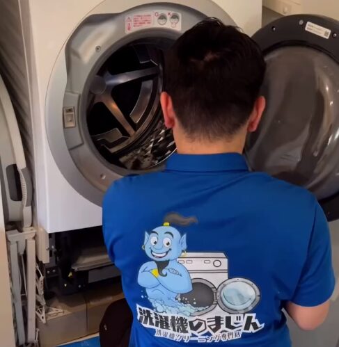 洗濯機の分解洗浄専門業者「洗濯機のまじん」がドラム式洗濯機を分解している様子
