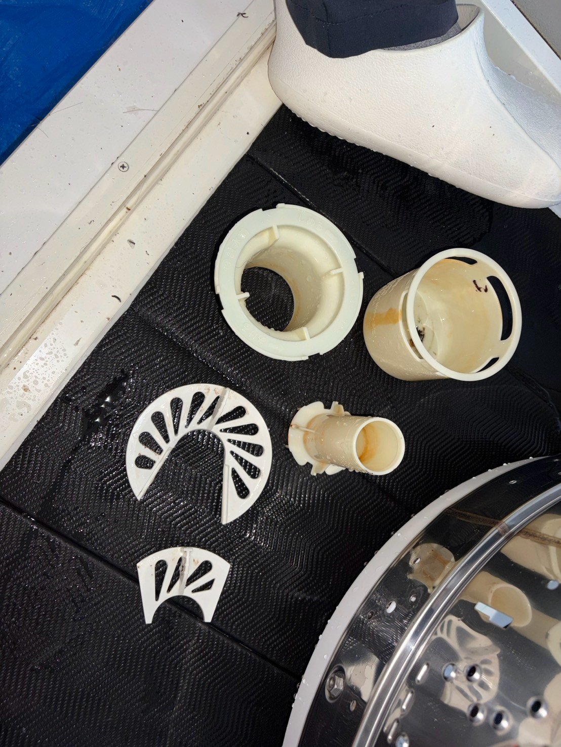 洗浄後の排水口の部品