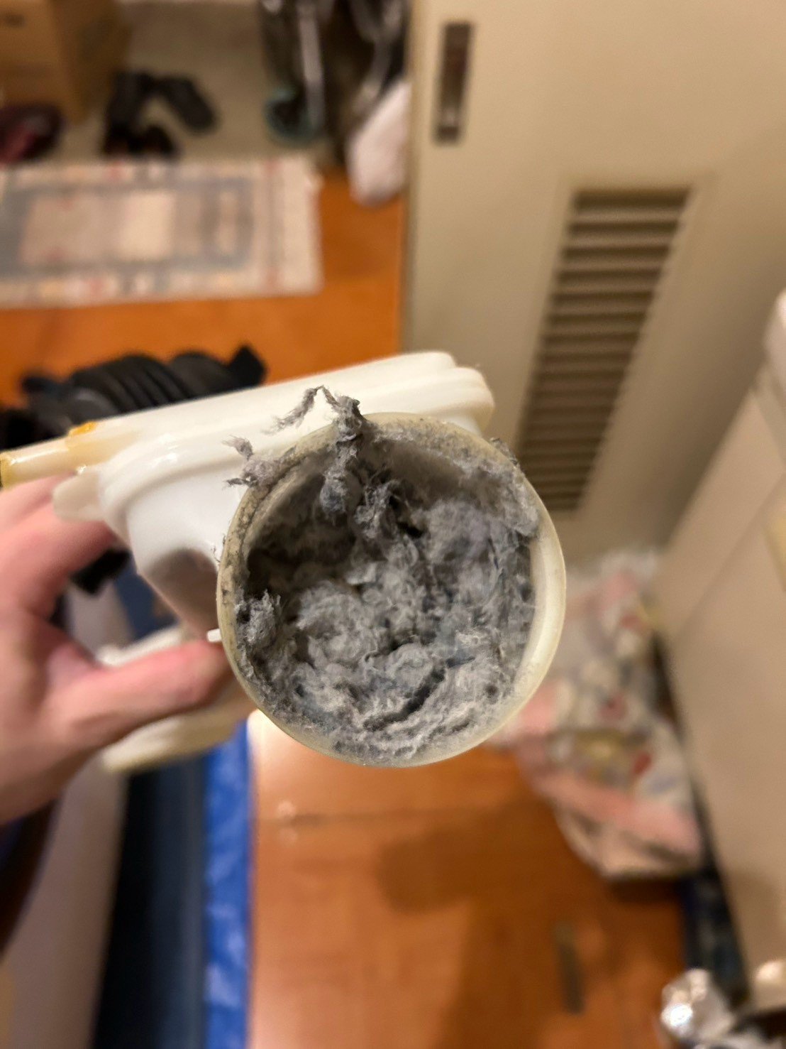 洗浄前の乾燥経路の部品。内側に繊維状のホコリがたまっている