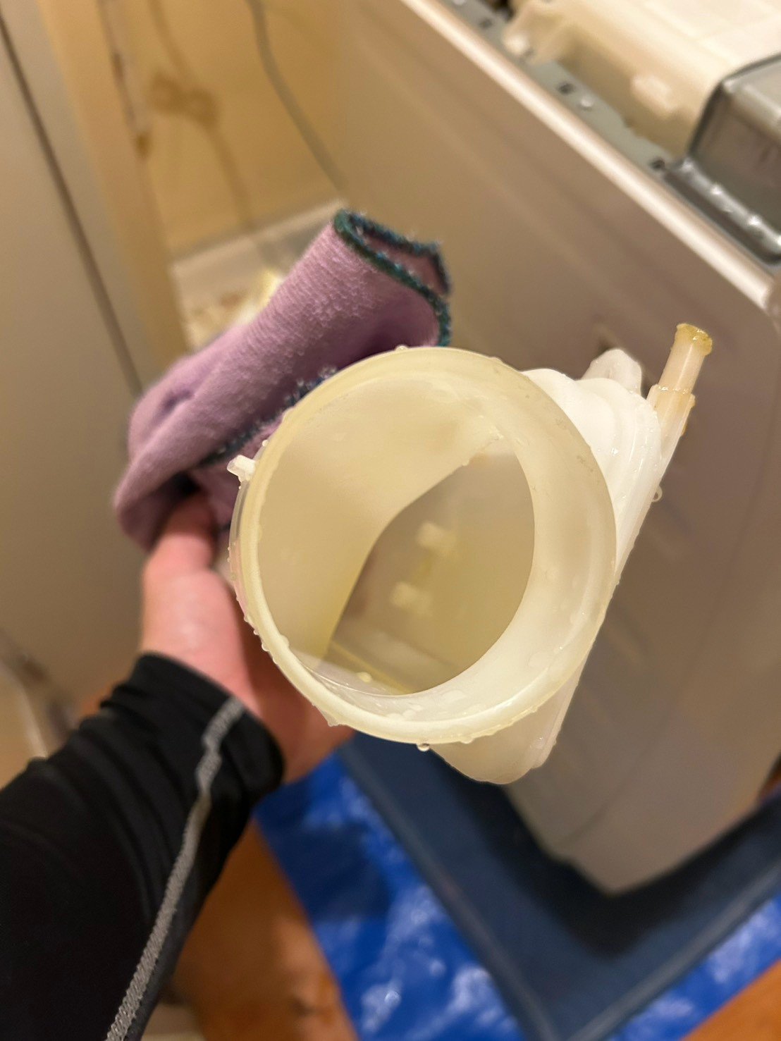 洗浄後の乾燥経路の部品。ホコリが取り除かれている