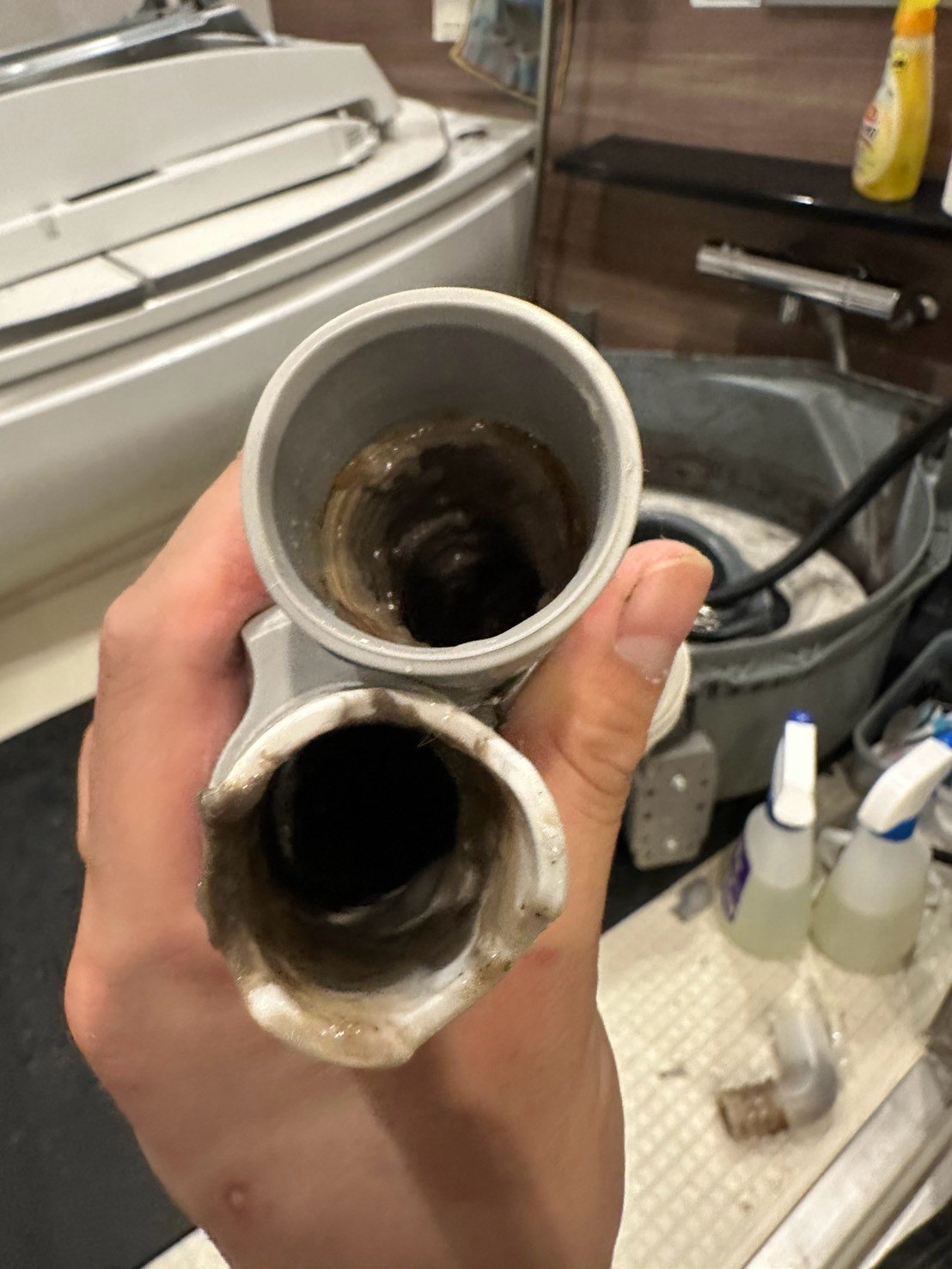 洗浄前の排水ホース。内側にヘドロがたまっている