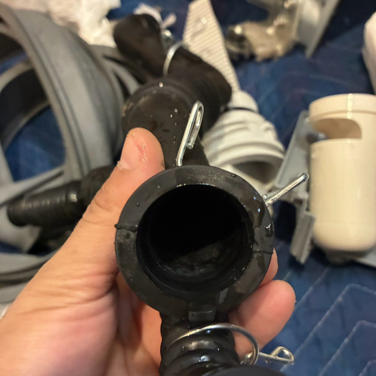 洗浄後の排水まわりの筒状の部品