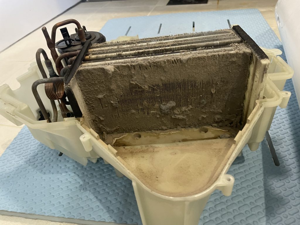 ドラム式洗濯機の熱交換器(ヒートポンプ)の表面を覆うホコリ
